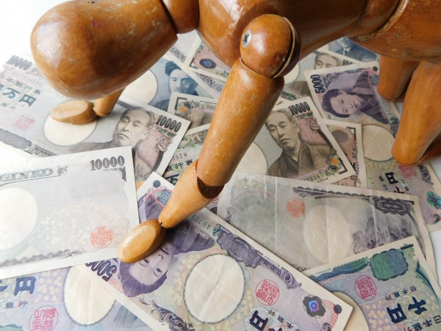 借金を背負う男。嘉麻市で借金返済の無料相談をする